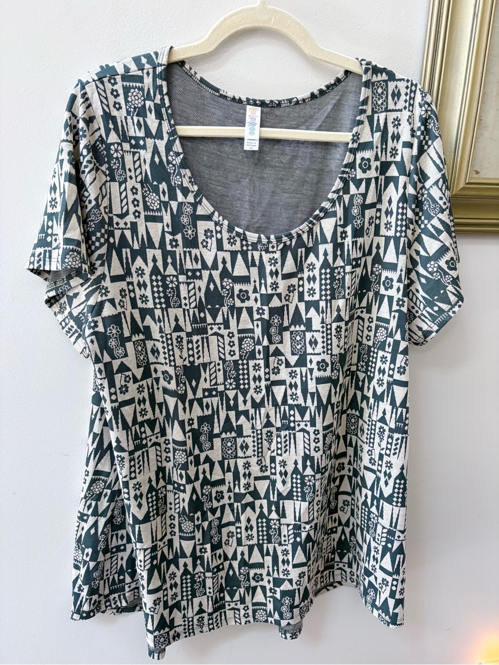 LuLaRoe Short Sleeve Scoop Neck Top in Teal & Cream Geometric Print